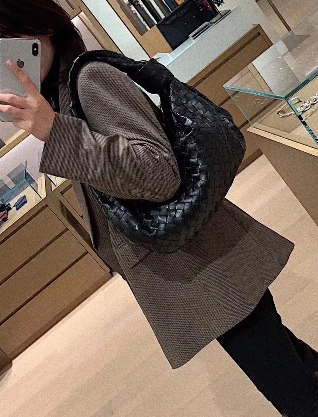 The back of the waist is just right. If you are too short of wearing a small size, hurry up and buy a medium size. Not only can it satisfy you in terms of size, but it can also give you the concave shape that he should have🥰
